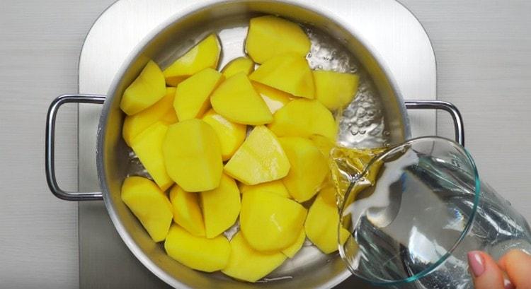 Netegem les patates, les tallem i les posem a coure fins que estiguin tendres.