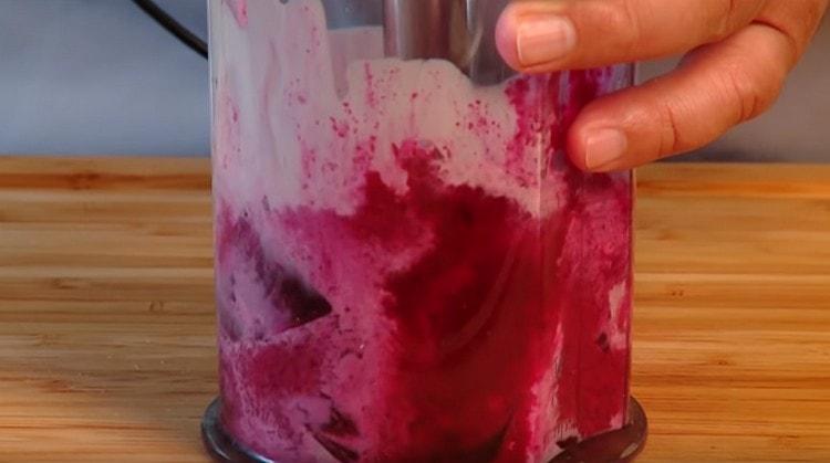 לאחר הוספת מעט שמנת, מקציפים את המסה בבלנדר עד לקבלת תערובת חלקה.