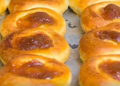 Pregătim cheesecakes delicioși cu gem după o rețetă pas cu pas cu o fotografie.