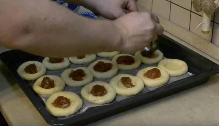 Ilagay ang jam sa nagresultang guwang.