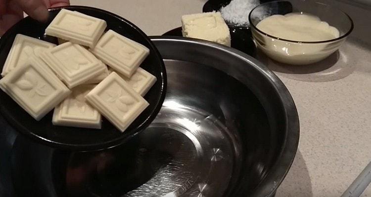 Puneți ciocolata albă într-un bol.