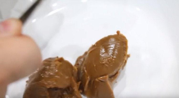 Puneți laptele condensat fiert într-un bol.