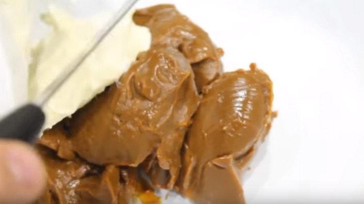 Adăugați ulei în laptele condensat.