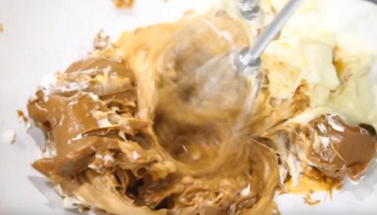 Bateți untul cu un lapte condensat cu un mixer.