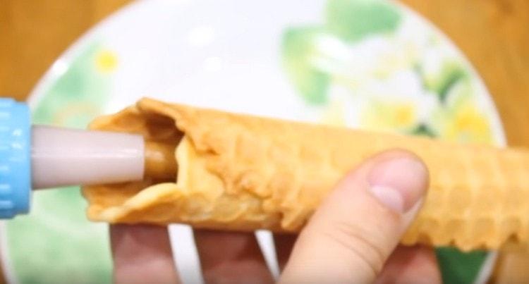 Folosind o pungă de patiserie, cremă de napolitane.