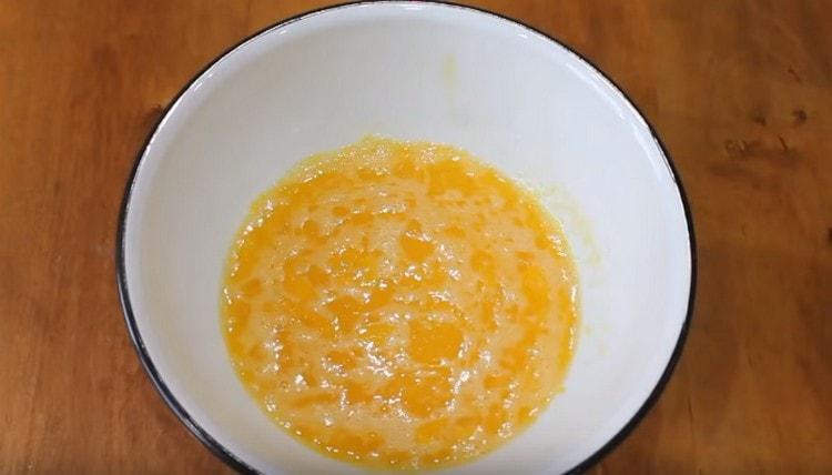 Bateți ouăle cu zahărul.