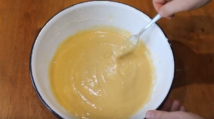 Adăugați făina și amestecați aluatul.