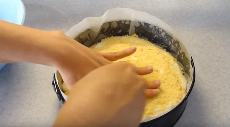 Espolvorea el relleno con las migajas restantes.