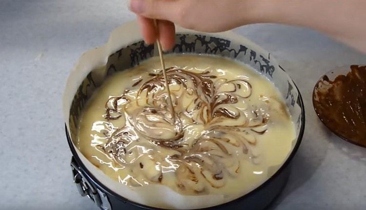 Hacemos patrones con un pincho de madera.