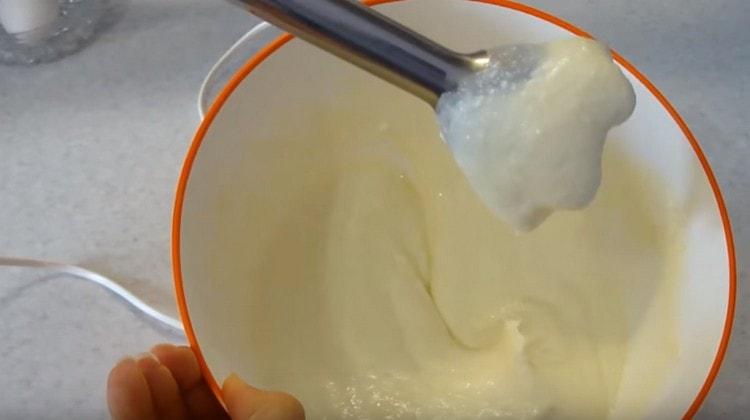 Usando una licuadora sumergible, interrumpimos la masa de cuajada.