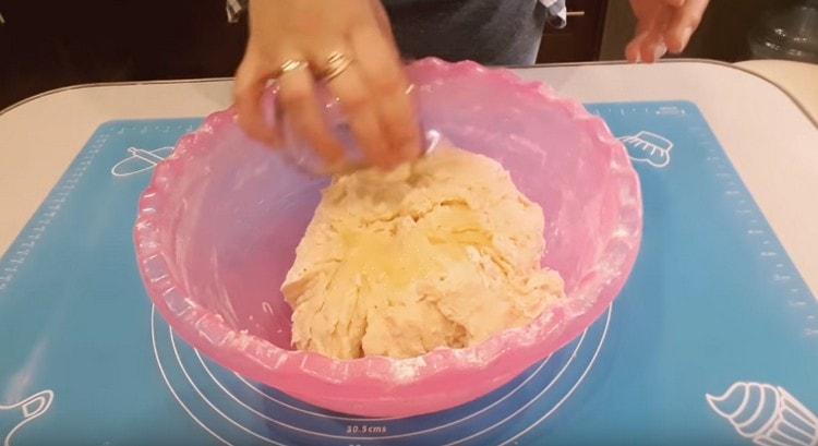 Fügen Sie dem Teig Pflanzenöl hinzu.