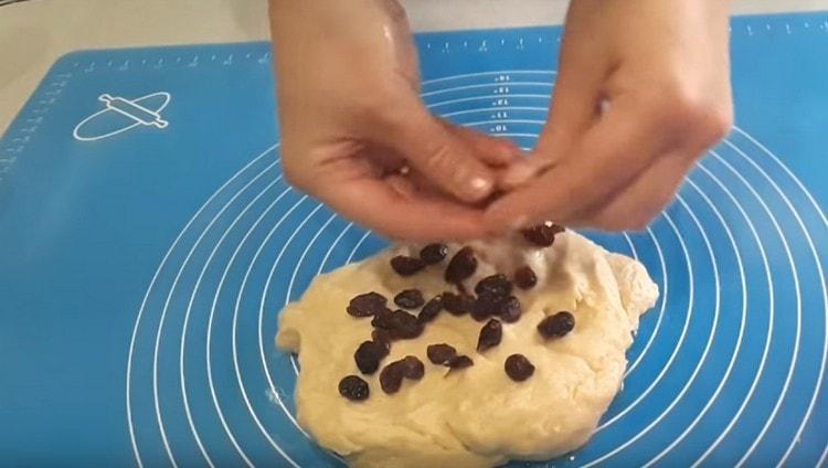 Wir mischen Cranberry kandierte Früchte in den Teig.