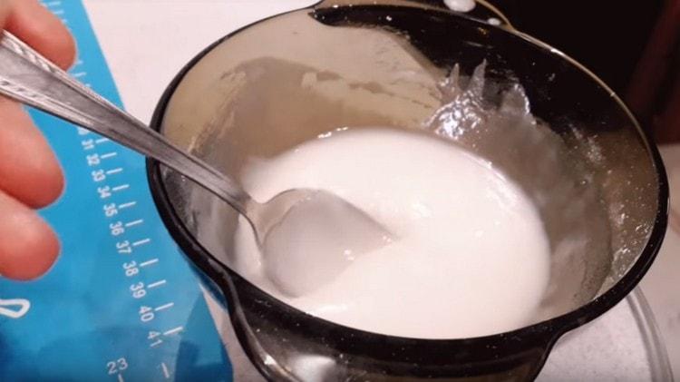 Sie können Fondant auch aus Wasser und Puderzucker herstellen.