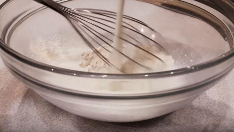 Wir machen Mehl und geben heiße Milch hinzu.