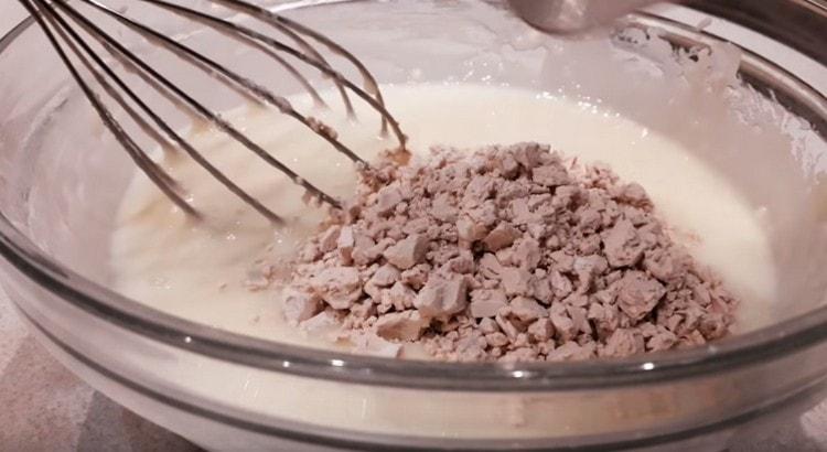 Wir zerbröckeln Hefe in Masse.