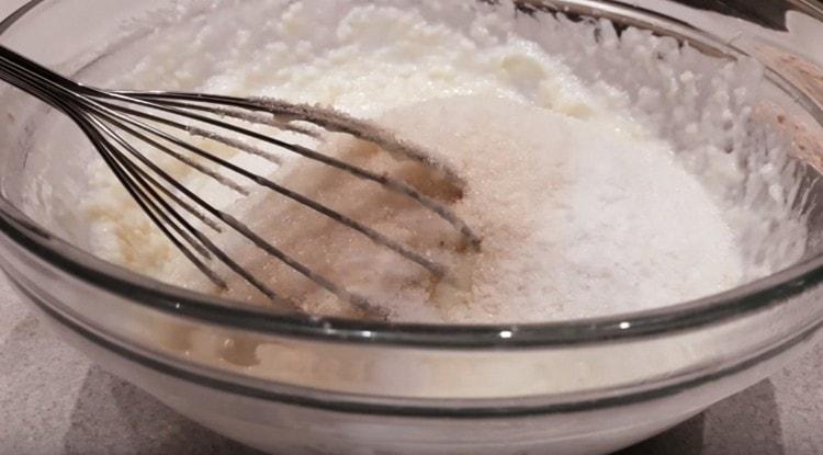 Fügen Sie der Masse Zucker hinzu.