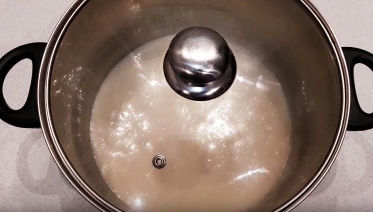 Wir schicken den Teig an einem warmen Ort für 10 Stunden in die Pfanne.