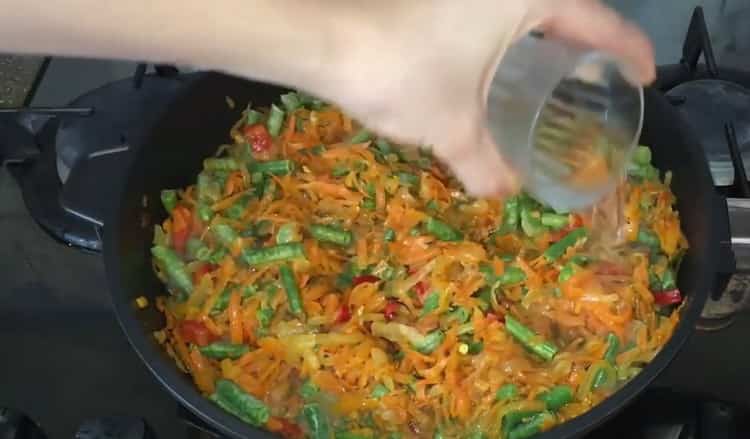 Tilsæt vand for at fremstille fyldt makrel