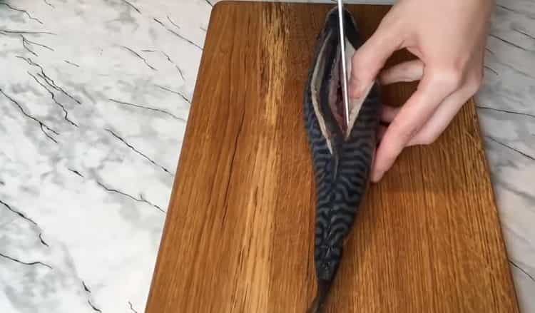 For at tilberede udstoppet makrel skal du tilberede ingredienserne