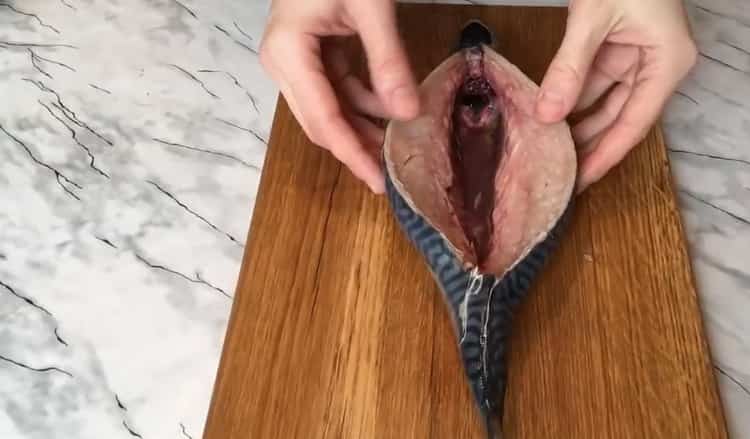 For at tilberede udstoppet makrel skal du tage ryggen ud.