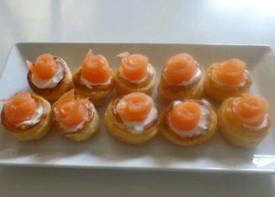 Volejbal z listového těsta se sýrem Philadelphia a červenými rybami