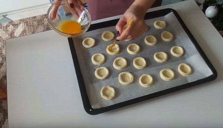 Namažte produkt rozšlehaným vejcem.