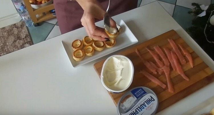 Začínáme sopku smetanovým sýrem Philadelphia.