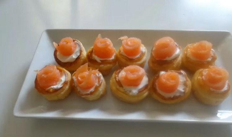 Z pruhů červené ryby vyrábíme růže na listech z listového těsta.