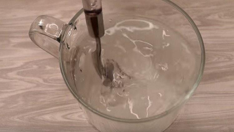 Připravíme tekutý základ pro test.