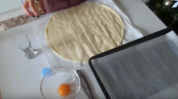 Těsto pečlivě vyválíme.