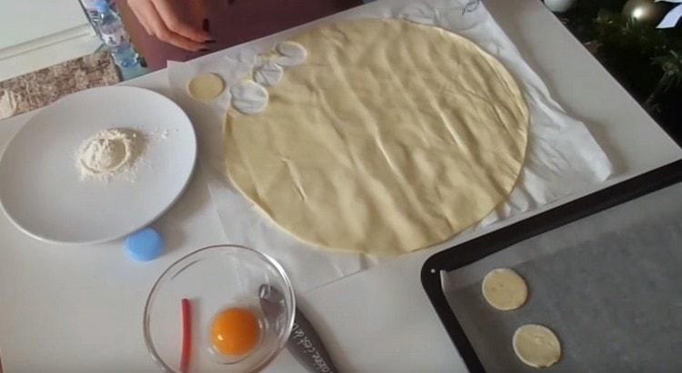 Polotovary jsme rozložili na plech.