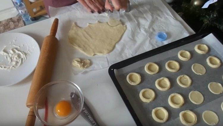 Z poloviny kruhů vytvoříme prsteny a položíme je na základnu.