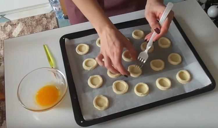 Dno blanků píchneme vidličkou.