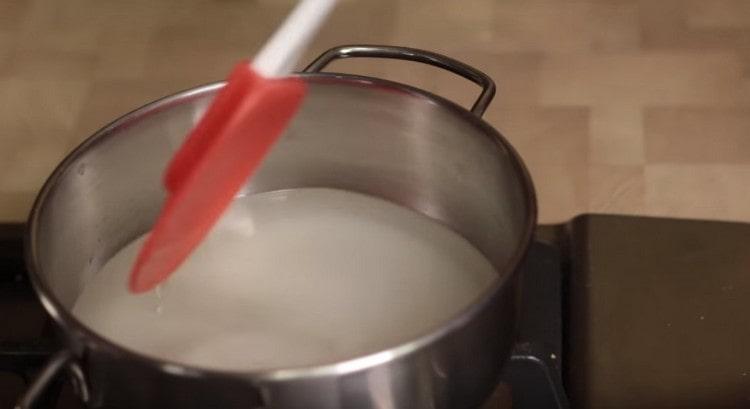 Pune siropul la fiert.