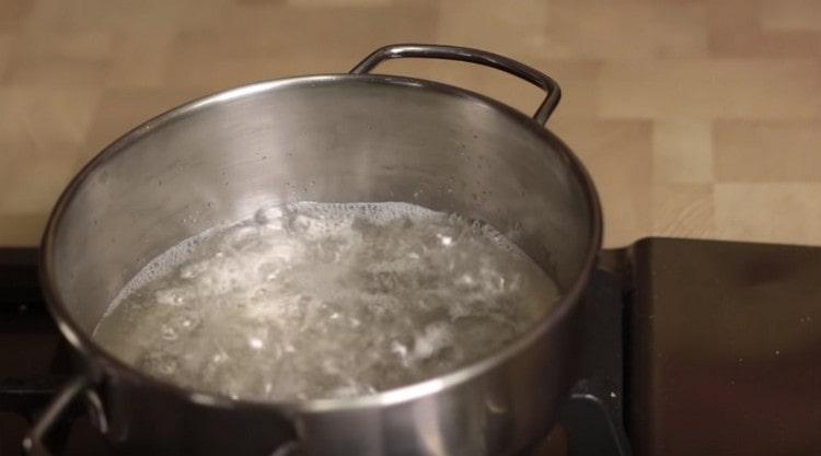 Făcând focul ceva mai mare.