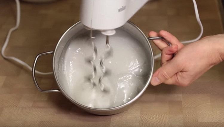 Dacă masa începe să se facă albă, se obține glazura.