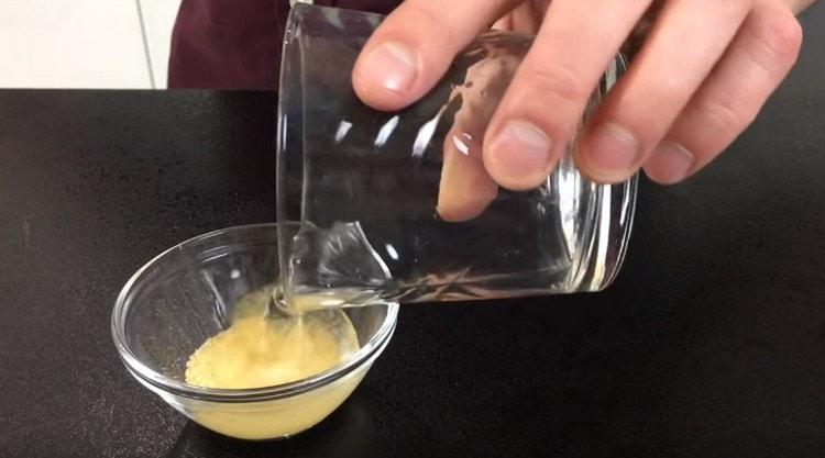 Llena la gelatina con agua.