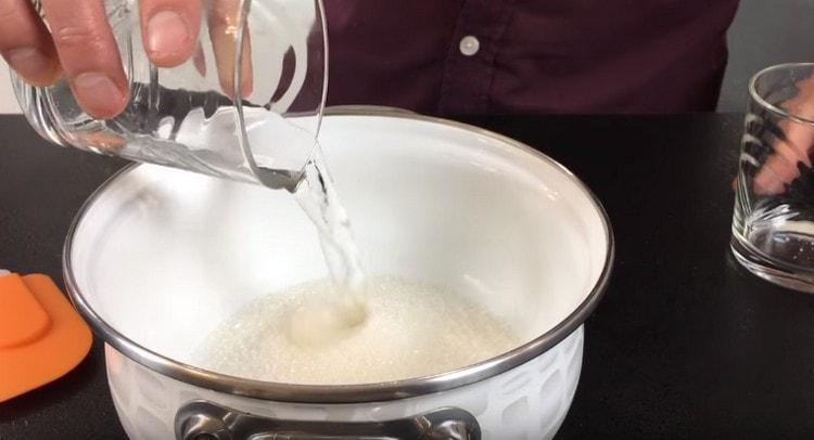 Agregue agua al azúcar y mezcle.