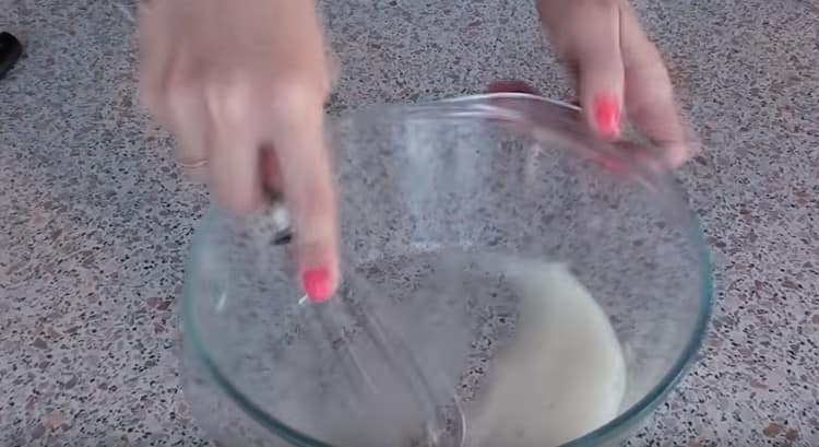 Rozšlehejte metla, dokud se neobjeví pěna.