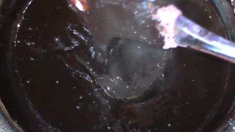 Adăugați tot laptele și amestecați până la neted.