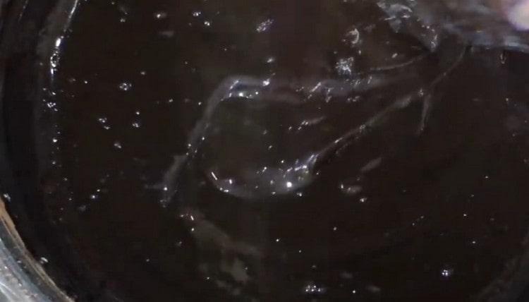 Fierbeți glazura încă câteva minute pentru a o face mai netedă.