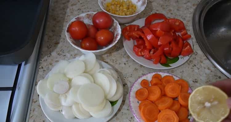 Para hacer salmón rosado con verduras. cortar verduras