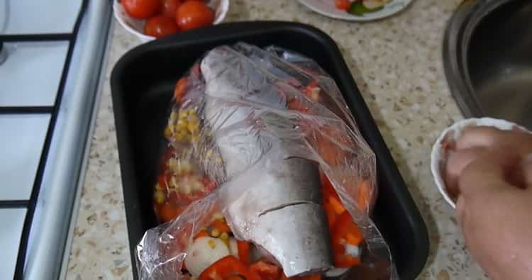 Para hacer salmón rosado con verduras. poner el pedo en pedo