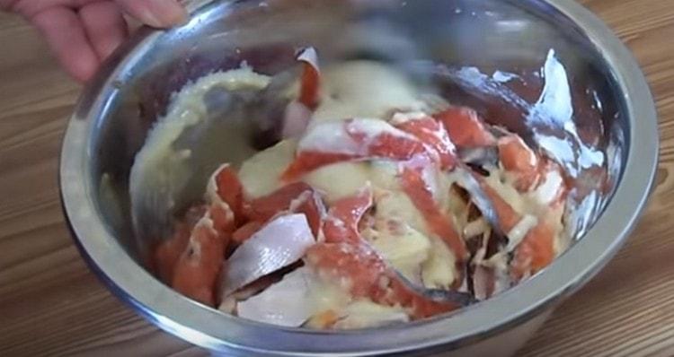 Despeje a massa em uma tigela de peixe e misture.