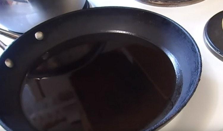 Aquecemos a panela, despeje o óleo vegetal.