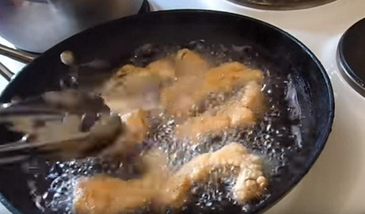 Frite o peixe de ambos os lados para obter uma bela cor dourada.