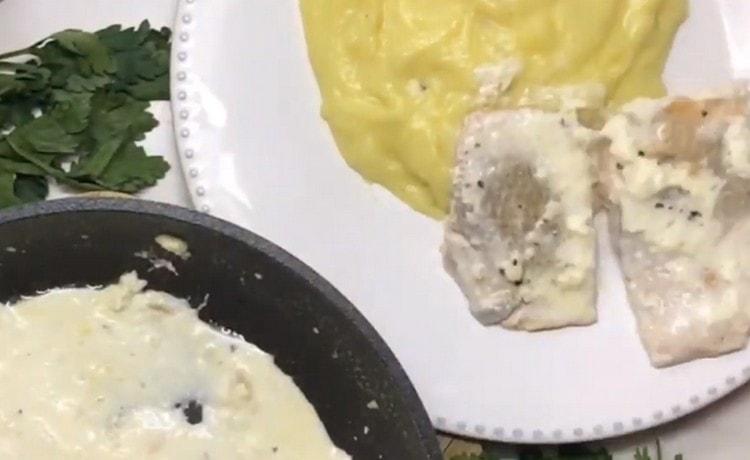 El salmón rosado cremoso irá bien con puré de papas.