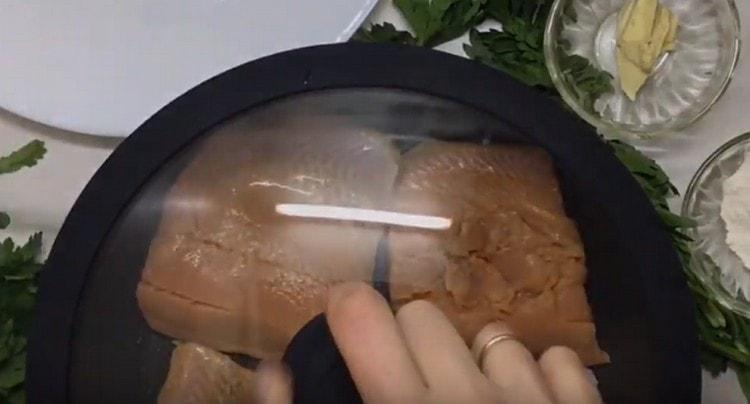 Colocamos las rodajas de salmón rosado en una sartén y freímos bajo la tapa.