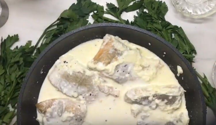 Agregue sal y pimienta al gusto.