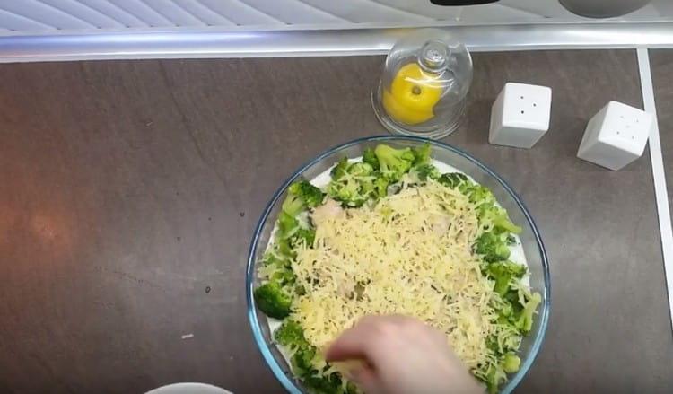 Pagwiwisik ng isda na may keso at bumalik sa oven upang matunaw.